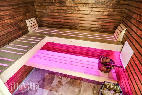 Njut av bastuvärmen i lyxstuga nr 936 för 10 personer