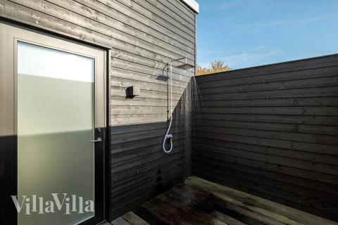 Lyxstuga nr 936 har en härlig terrass med sköna trädgårdsmöbler för 10 personer.