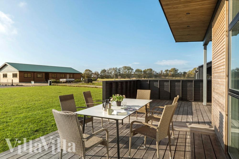 Njut av en grillkväll på terrassen i lyxstuga nr 936 i Østjylland