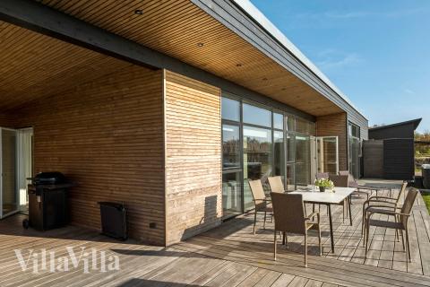 På terrassen i sommarhus nr 936 finns det plats för upp till 10 gäster.