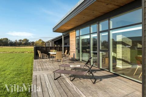 Stor terrass i lyxstuga nr 936 i Limfjorden.