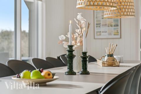 Vardagsrummet i lyxstuga nr. 902 har plats för 18 personer.