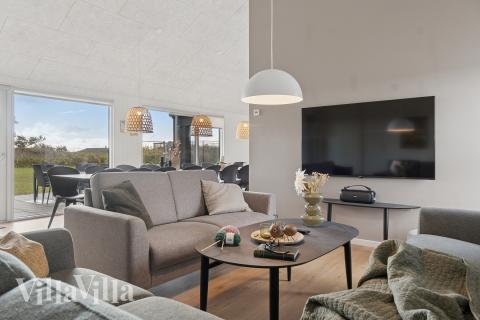 Soffhörnan i lyxstuga 902 i Nordjylland.