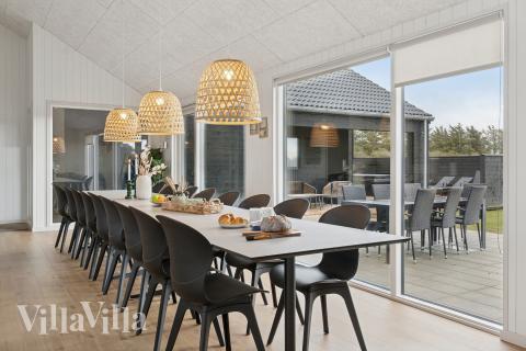 Det stora ljusa vardagsrummet i lyxstuga nr 902 för 18.