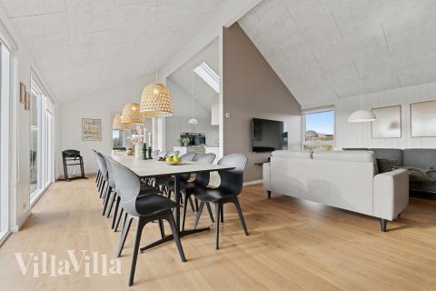 Ni kan sitta 18 personer tillsammans i vardagsrummet när ni besöker lyxhus nr 902 i Nordjylland.