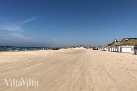 Den vackra stranden i närheten av lyxhus 902 vid Nordjylland.