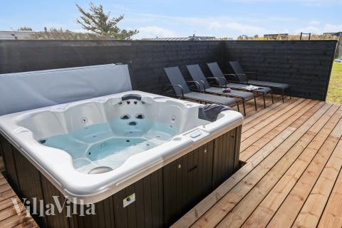 Njut av spabadets värme i lyxstuga nr 902 i Nordjylland