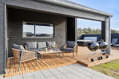 Lyxstuga nr 902 har en härlig terrass med sköna trädgårdsmöbler för 18 personer.