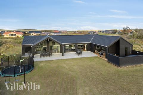 Den praktfulla poolstugan nr 902 med plats för 18 personer ligger i Nordjylland