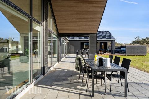 Njut av en grillkväll på terrassen i lyxstuga nr 902 i Nordjylland