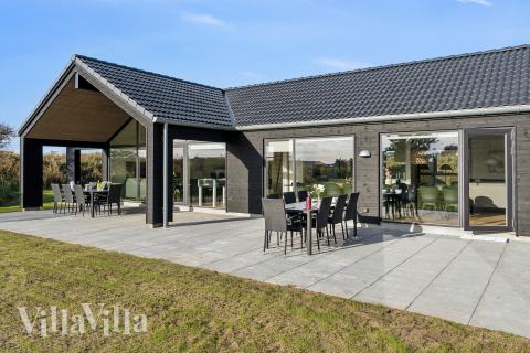 På terrassen i sommarhus nr 902 finns det plats för upp till 18 gäster.