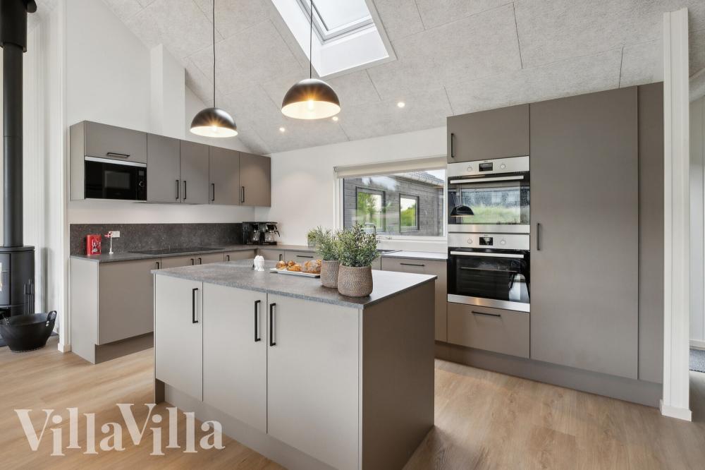 Köket i lyxstuga nr 912 är utrustat så att ni kan laga mat till 18 personer.