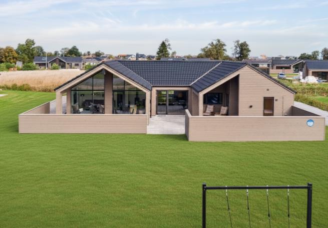 Den praktfulla poolstugan nr 665 med plats för 14 personer ligger i Fyn och öar