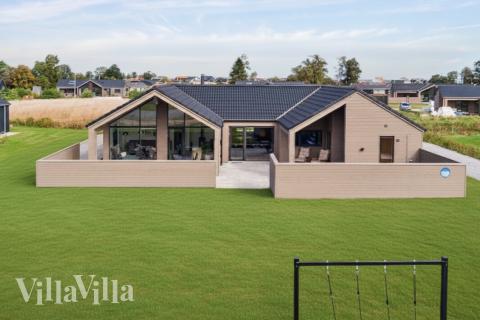 Den praktfulla poolstugan nr 665 med plats för 14 personer ligger i Fyn och öar