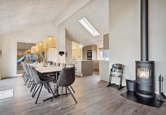 Det stora ljusa vardagsrummet i lyxstuga nr 918 för 18.