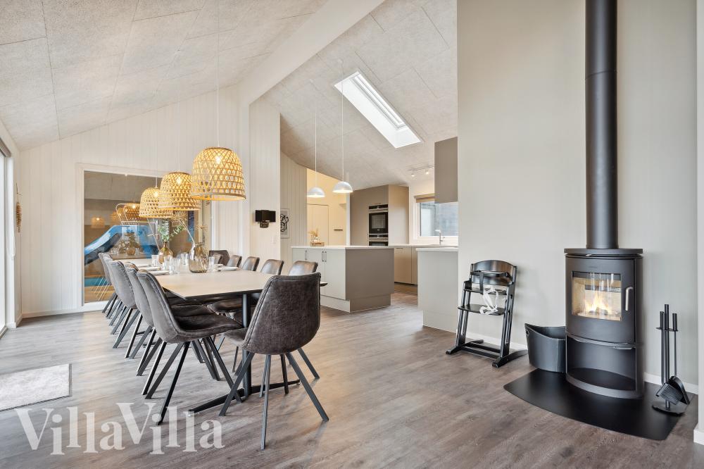 Det stora ljusa vardagsrummet i lyxstuga nr 918 för 18.