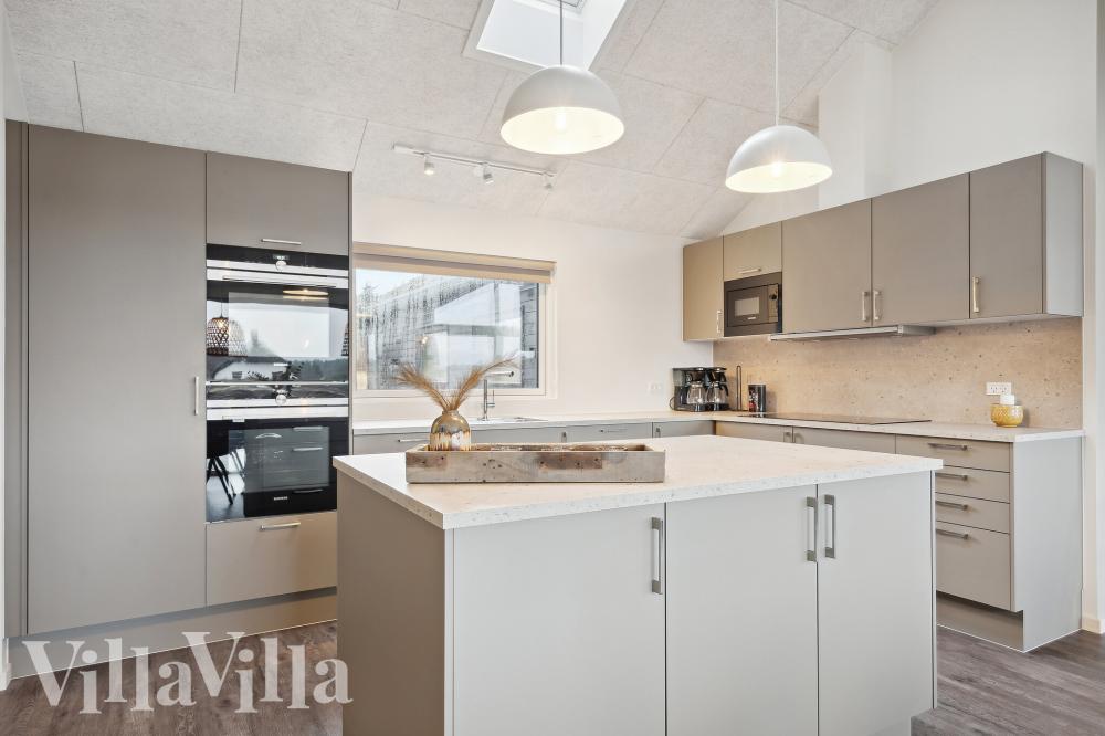 Köket i lyxstuga nr 918 är utrustat så att ni kan laga mat till 18 personer.