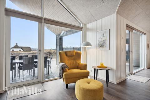 I soffhörnan i lyxstuga 918 i Vestjylland kan ni spela brädspel eller titta på film tillsammans.