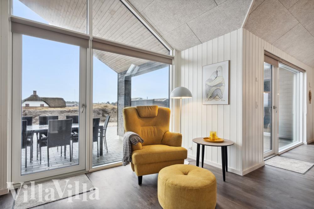 I soffhörnan i lyxstuga 918 i Vestjylland kan ni spela brädspel eller titta på film tillsammans.