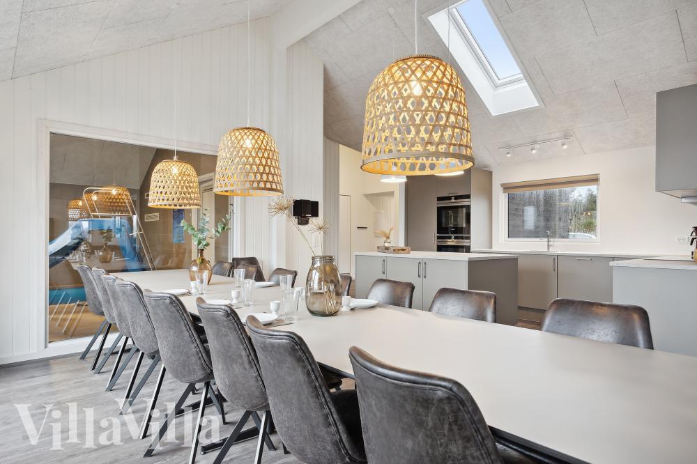 Vardagsrummet i lyxstuga nr. 918 har plats för 18 personer.