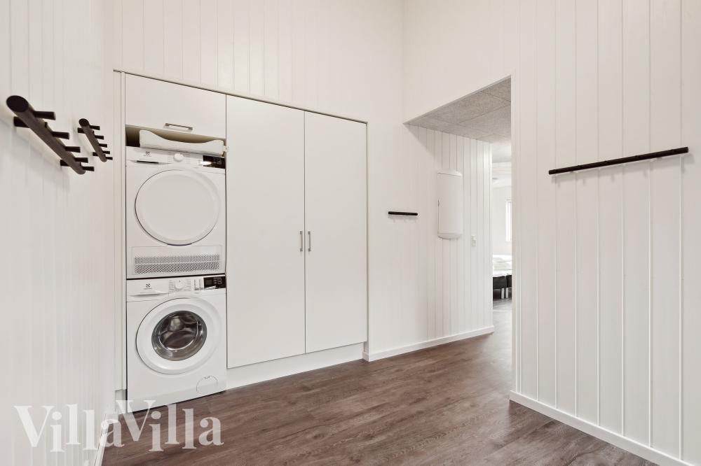 Den rymliga entrén i lyxstuga nr 918 i Vestjylland