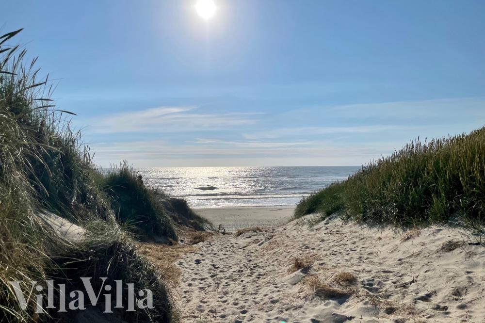 Stranden i närheten av lyxhus 918.