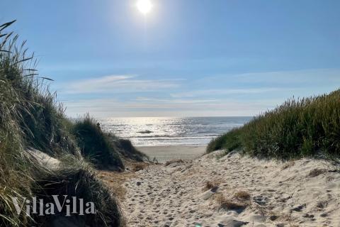 Stranden i närheten av lyxhus 918.