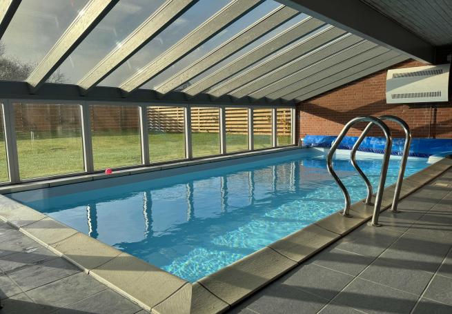 Sommarstuga 688 är inredd med en smakfull poolavdelning som har vattenrutschbana, ett stort inbyggt spapad och bastu