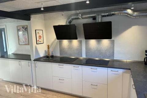 Köket i lyxstuga nr 688 är utrustat så att ni kan laga mat till 26 personer.