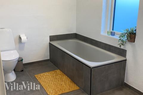 Ett duschrum finns i lyxstuga nr 688 för 26 personer.