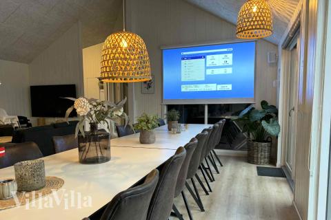 Vardagsrummet i lyxstuga nr. 659 har plats för 20 personer.