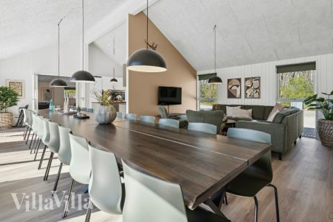 Det stora ljusa vardagsrummet i lyxstuga nr 913 för 24.