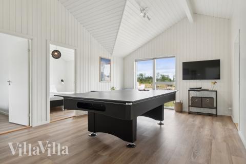 Förutom de många timmar som du kan tillbringa i stugans poolavdelning erbjuder lyxstuga 935 även biljard, bordtennis och dart