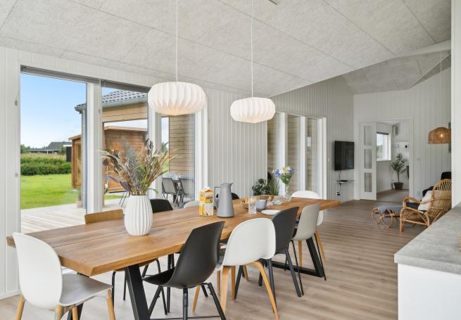 Det stora ljusa vardagsrummet i lyxstuga nr 935 för 10.