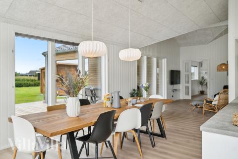 Det stora ljusa vardagsrummet i lyxstuga nr 935 för 10.