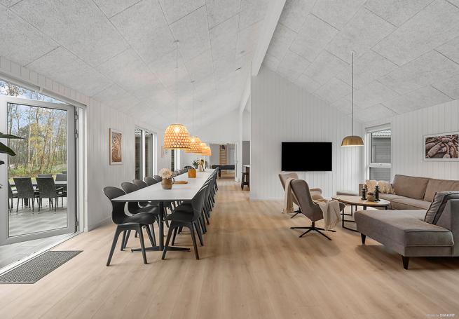 Det stora ljusa vardagsrummet i lyxstuga nr 905 för 30.