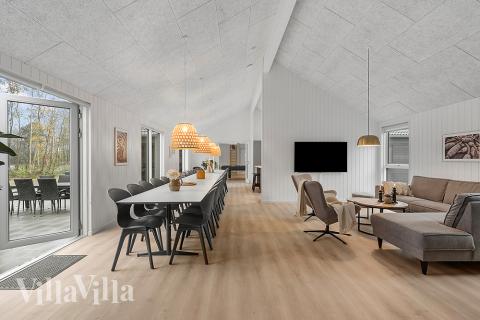 Det stora ljusa vardagsrummet i lyxstuga nr 905 för 30.