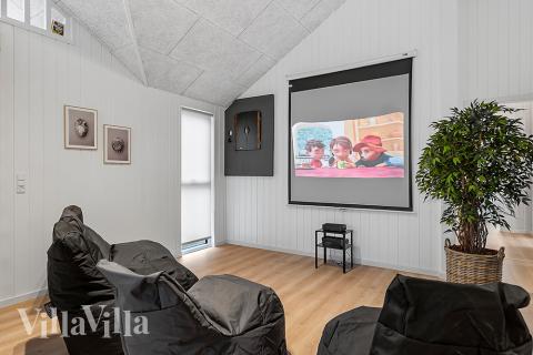 Lyxstuga 905 för 30 personer har ett stort aktivitetsrum med bl.a. biljard och dart