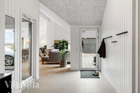 Den rymliga entrén i lyxstuga nr 905 i Lolland/Falster/Møn