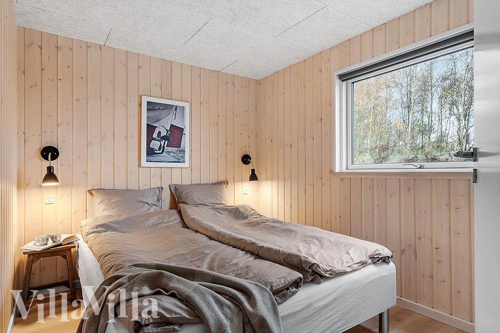 Ett av de 12 utmärkta sovrummen i lyxstuga nr 905 i Lolland/Falster/Møn.