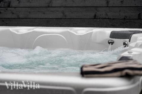 Njut av spabadets värme i lyxstuga nr 905 i Lolland/Falster/Møn