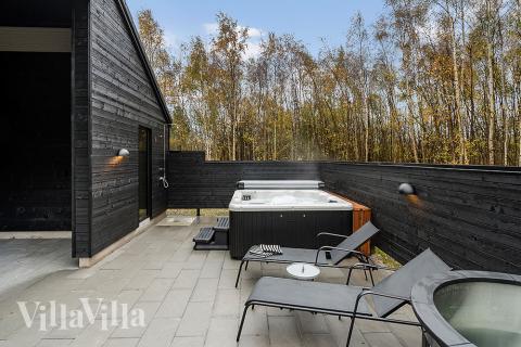 Lyxstuga nr 905 har en härlig terrass med sköna trädgårdsmöbler för 30 personer.