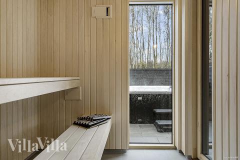 Njut av bastuvärmen i lyxstuga nr 905 för 30 personer