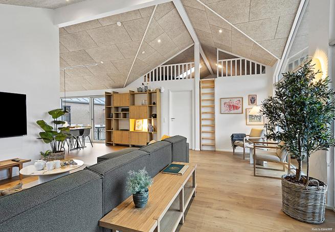 Soffhörnan i lyxstuga 903 i Nordjylland.