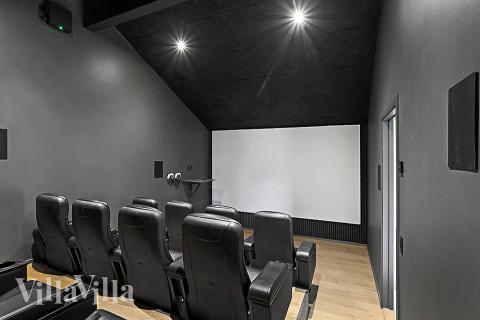 Förutom de många timmar som du kan tillbringa i stugans poolavdelning erbjuder lyxstuga 903 även biljard, bordtennis och dart