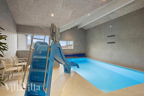 Den härliga poolen i lyxstuga nr 903 för 20 personer