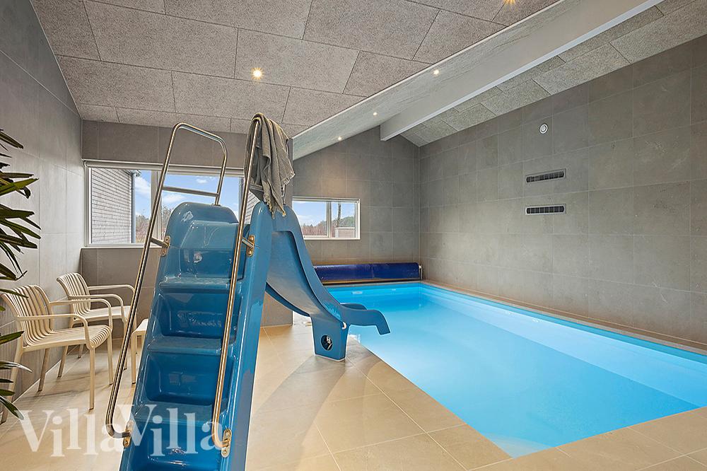 Den härliga poolen i lyxstuga nr 903 för 20 personer
