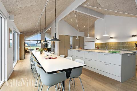 Det stora ljusa vardagsrummet i lyxstuga nr 903 för 20.