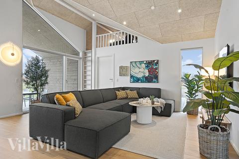 I soffhörnan i lyxstuga 903 i Nordjylland kan ni spela brädspel eller titta på film tillsammans.