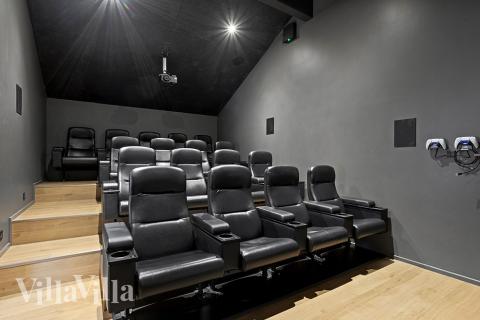 Tävla i sommarhusets aktivitetsrum när ni besöker lyxhus nr 903 i Nordjylland.